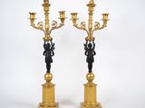 paire de chandeliers anciens en laiton ornés de figurines sur socles