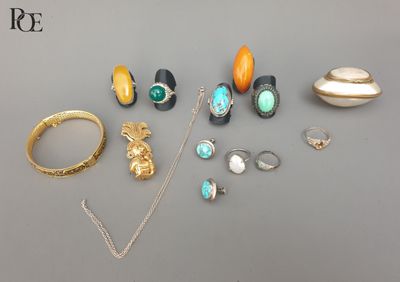 un assortiment de bijoux comprenant des bagues, des bracelets et des bagues