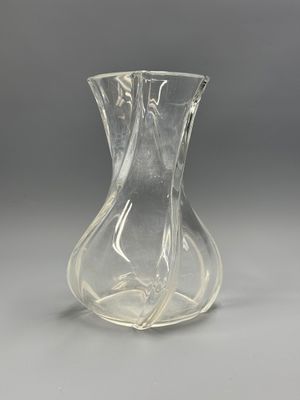 un vase en verre transparent posé sur une table