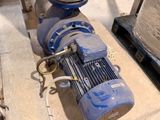 a machine that is sitting on the ground next to a wall