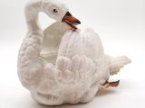 un cygne blanc posé sur un bol blanc