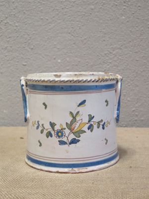 un petit vase bleu et blanc orné d'un oiseau