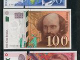 quatre billets différents, de couleurs et de formes variées, posés sur un fond noir
