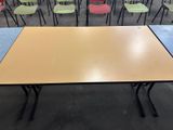 Dans une salle de classe, les tables et les chaises sont disposées en cercle.