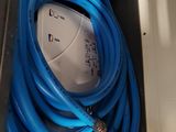 un tuyau bleu branché sur une prise électrique