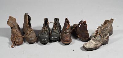 Plusieurs paires de chaussures sont alignées sur une surface blanche