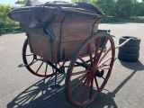 une calèche tirée par un cheval, avec un sac à l'arrière