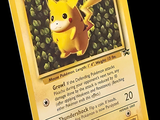 une carte Pokémon jaune sur laquelle figure l'image d'un Pikachu