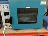 un four bleu posé sur une étagère dans un magasin
