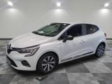 une voiture blanche est garée dans une pièce au sol à carreaux
