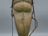 une image représentant une sculpture du visage d'une femme posée sur un socle en bois