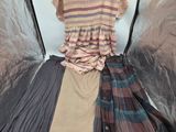 une valise contenant des vêtements, posée sur une table