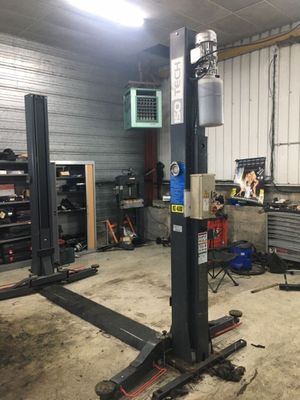 une photo d'un garage rempli d'outils