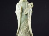 l'image d'une statue de femme tenant un oiseau