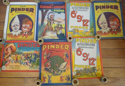 plusieurs livres pour enfants sont alignés sur une table en bois