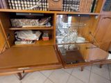une armoire en bois avec un plateau en verre et une étagère en verre