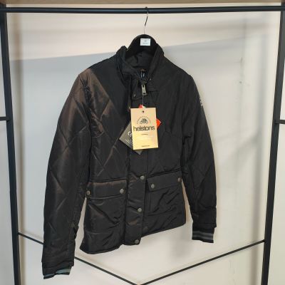 La veste est suspendue à un portant et porte une étiquette.