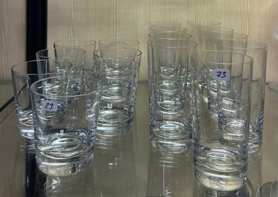 de nombreux verres posés sur une table en verre, sur lesquels figurent des chiffres