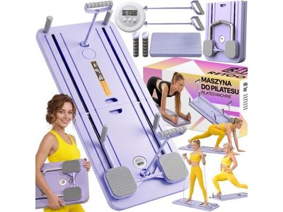 La femme pose devant un ensemble d'appareils de musculation.