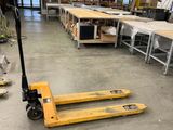 un chariot élévateur au milieu d'un entrepôt rempli de rayonnages