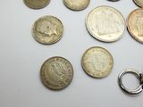 beaucoup de pièces et un porte-clés posés sur une table