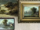trois tableaux accrochés au mur l'un à côté de l'autre