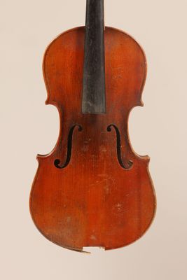 un vieux violon avec un archet accroché à son dos