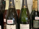 plusieurs bouteilles de vin sont alignées sur un comptoir