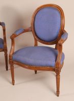 Paire de fauteuils en bois naturel mouluré et sculpté, à dos… (photo 6)