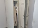 un placard avec une patère à l'intérieur, situé dans un coin de la pièce