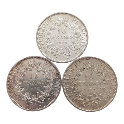 trois pièces différentes sont représentées sur une surface blanche