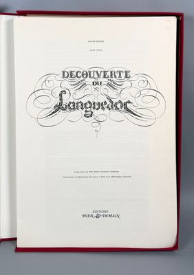 un livre ouvert avec un titre en noir et blanc