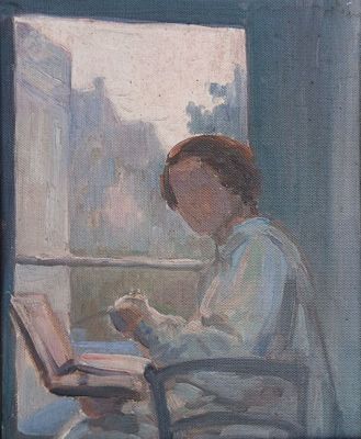 tableau représentant une femme assise à une table devant une fenêtre, en train de lire un livre