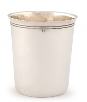une tasse plaquée argent avec une anse, sur fond blanc