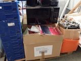 une pile de cartons et d'autres objets posés sur une palette