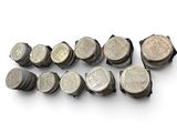 un tas de pièces empilées les unes sur les autres sur une surface blanche