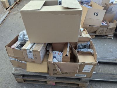 une pile de cartons posée sur une palette