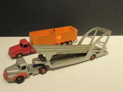 un camion miniature et un autre camion miniature posés sur une table blanche
