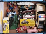 une boîte remplie de petites voitures et d'autres jouets