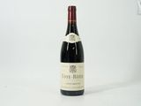 une bouteille de vin posée sur une table