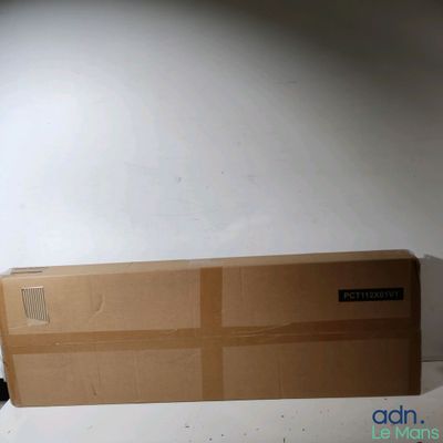 un chat assis sur une boîte en carton