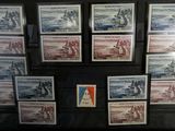 une photo d'une collection de timbres exposée dans une vitrine