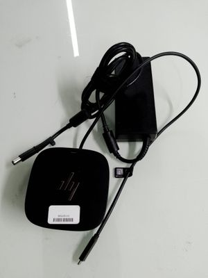 une photo d'un chargeur posé sur une table, avec un câble branché dessus