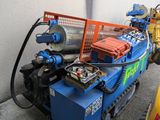 une machine bleue garée sur le bord de la route