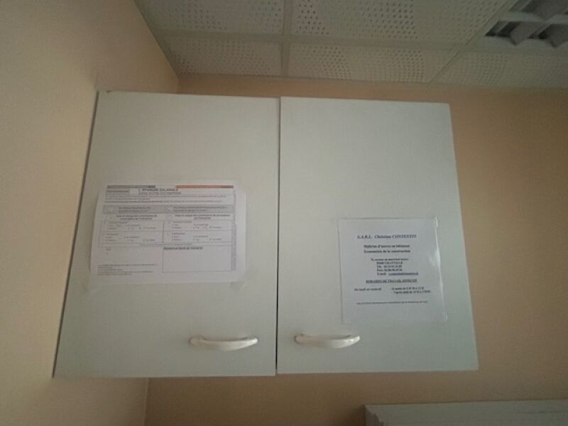 Une armoire d'applique murale ouvrant à deux portes en strat…