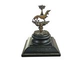 une statue représentant un cheval surmontée d'une couronne