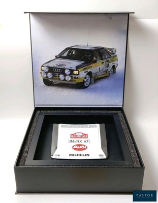 une boîte sur laquelle figure l'image d'une voiture