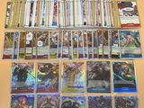 beaucoup de cartes sur la table avec beaucoup d'entre eux