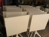 un grand nombre de chaises dans une pièce