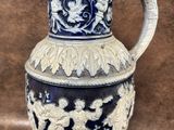 un vase bleu et blanc posé sur une surface marron